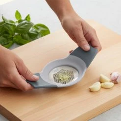 IsAlbi 2-in-1 Garlic Crusher And Grater Foodie