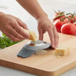 IsAlbi 2-in-1 Garlic Crusher And Grater Foodie 7 IsAlbi 2-in-1 Garlic Crusher And Grater Foodie